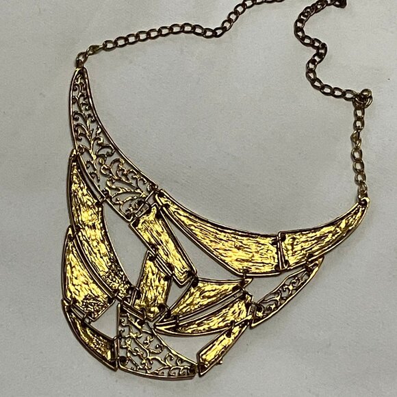 Artsy Fashion Costume Gold Tone Metal Necklace with Filigree detail - Picture 4 of 9